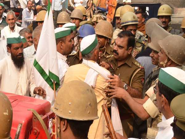 Clash between farmers and police on sugarcane in Saharanpur Clash between farmers and police on sugarcane in Saharanpur