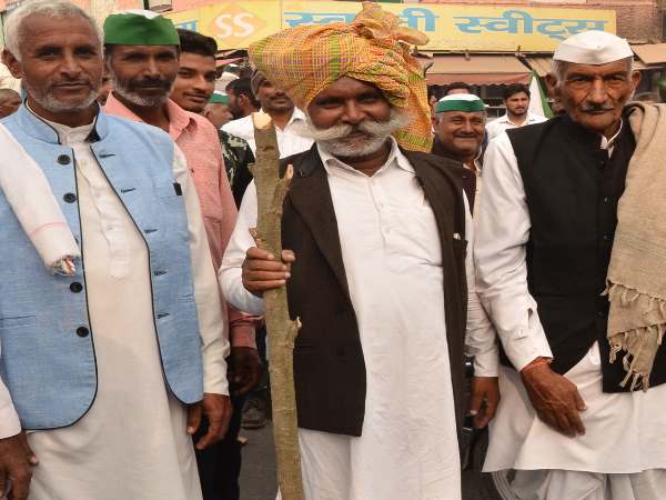 Clash between farmers and police on sugarcane in Saharanpur Clash between farmers and police on sugarcane in Saharanpur
