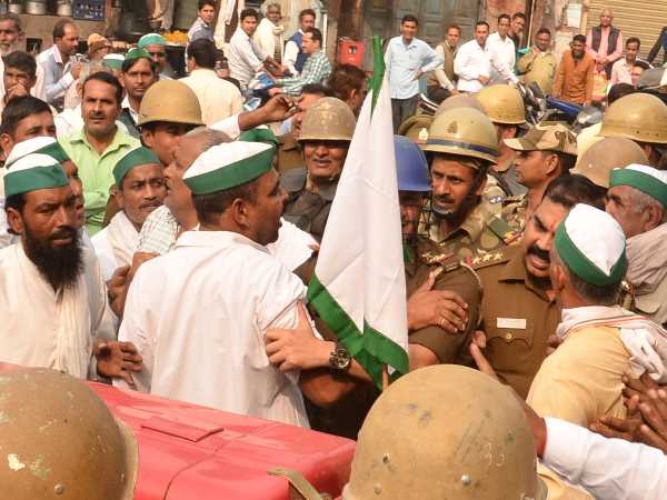 Clash between farmers and police on sugarcane in Saharanpur Clash between farmers and police on sugarcane in Saharanpur