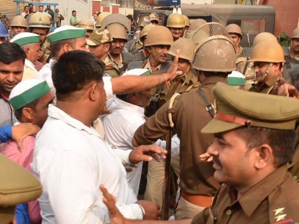 Clash between farmers and police on sugarcane in Saharanpur Clash between farmers and police on sugarcane in Saharanpur