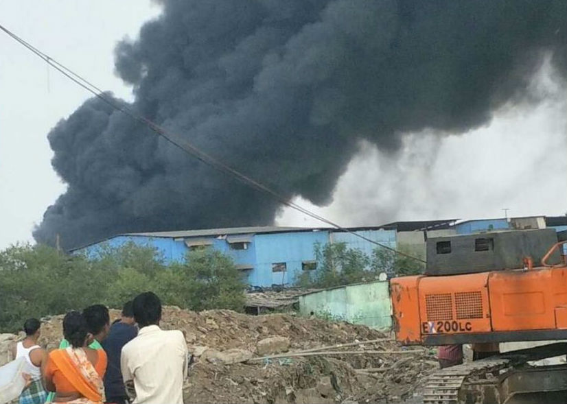 Fire breaks out in a tyre factory in Navi Mumbai. Four fire tenders at the spot Fire breaks out in a tyre factory in Navi Mumbai. Four fire tenders at the spot
