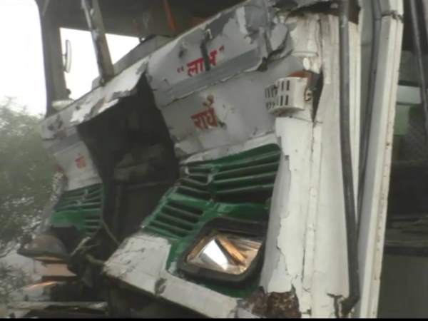Vehicles collided on highway in dense fog, many injured in Hapur Vehicles collided on highway in dense fog, many injured in Hapur