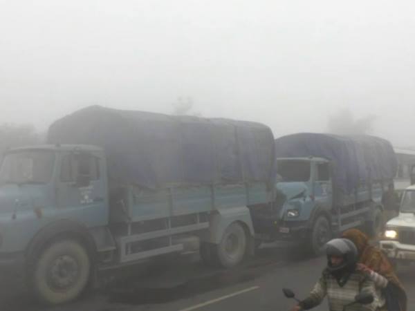 Vehicles collided on highway in dense fog, many injured in Hapur Vehicles collided on highway in dense fog, many injured in Hapur