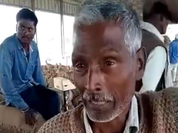 यूपी के हरदोई में किसान ने दिया श्राप, अगली बार ना आए भाजपा सरकार यूपी के हरदोई में किसान ने दिया श्राप, अगली बार ना आए भाजपा सरकार