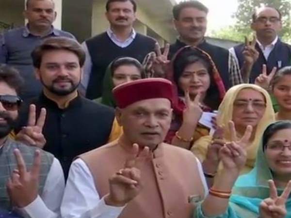 Virbhadra Singh and PK Dhumal voted in Himachal Pradesh election Virbhadra Singh and PK Dhumal voted in Himachal Pradesh election