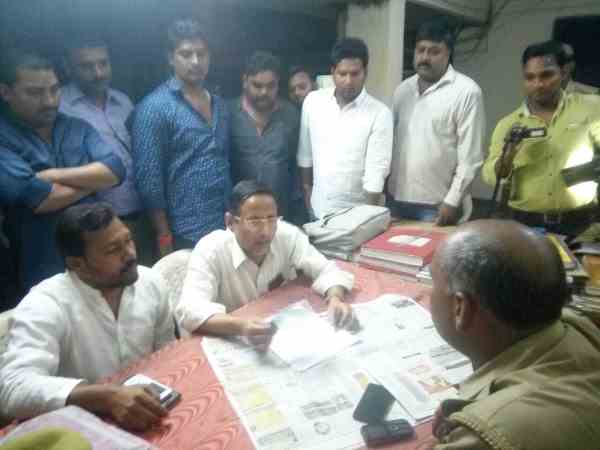 BJP सांसद के खिलाफ FIR दर्ज कराने पहुंचे विपक्षी नेता, CM योगी को दी थी गाली BJP सांसद के खिलाफ FIR दर्ज कराने पहुंचे विपक्षी नेता, CM योगी को दी थी गाली