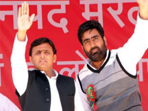 UP: सपा नेता अतुल प्रधान ने इंस्पेक्टर को दी चीर देने की धमकी, गिरफ्तारी की तैयारी UP: सपा नेता अतुल प्रधान ने इंस्पेक्टर को दी चीर देने की धमकी, गिरफ्तारी की तैयारी