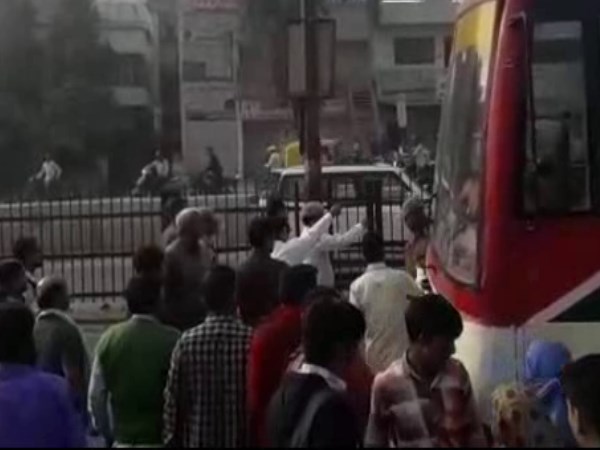 Agra rama shankar katheria Tried to beat traffic police video viral Agra rama shankar katheria Tried to beat traffic police video viral