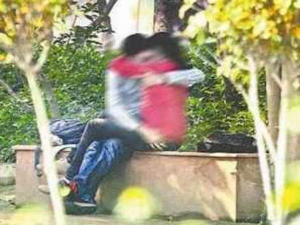 11-year-old girl saw a couple doing the wrong thing in the park 11-year-old girl saw a couple doing the wrong thing in the park