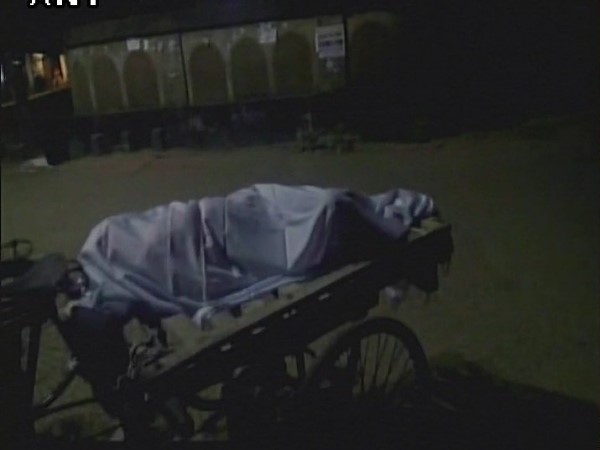 Odisha: Body of an old woman carried in a thela gadi in Baripada Odisha: Body of an old woman carried in a thela gadi in Baripada