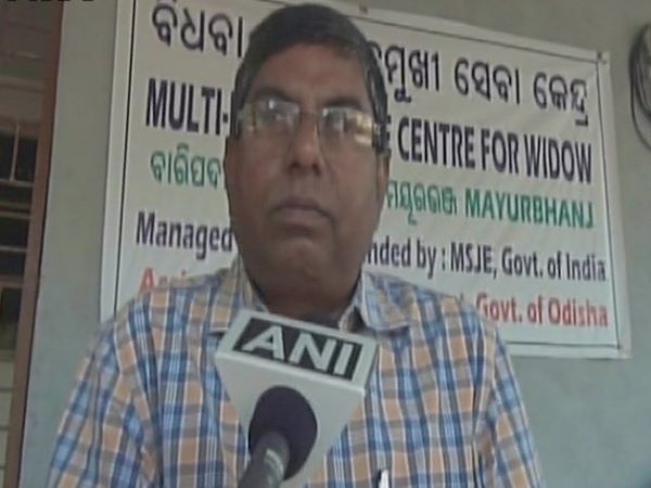 नई दिल्ली। ओडिशा के बरीपाड़ा में एक विधवा के शव को ठेले पर रखकर श्मशान ले जाया गया। बुजुर्ग महिला बरीपाडा में एक विधवा आश्रम में रहती थी। ये आश्रम काफी बड़ा है और इसमें काफी सुविधाएं भी हैं लेकिन आश्रम ने साफ कह दिया कि वो निजी वाहन या एंबुलेंस का खर्च नहीं उठा सकते। इसके बाद विधवा के शव को ठेला पर रखकर अंतिम संस्कार के लिए भेजा गया। विधवा आश्रम की ओर से कहा गया है कि हमने निजी वाहन के लिए संपर्क किया था लेकिन उसका किराया महंगा होने की वजह से उसे नहीं लाया जा सका। आश्रम के सेक्रेटरी ने कहा कि सरकार की किसी भी योजना का उन्हें कोई लाभ नहीं मिलता है। वहीं स्थानीय अस्पताल की ओर से कहा गया है कि ना ही तो हमें मामले की जानकारी दी गई और ना ही महाप्रणय योजना के तहत ये अंतिम संस्कार हुआ। ऐसे में मामले की जांच की जाएगी। नई दिल्ली। ओडिशा के बरीपाड़ा में एक विधवा के शव को ठेले पर रखकर श्मशान ले जाया गया। बुजुर्ग महिला बरीपाडा में एक विधवा आश्रम में रहती थी। ये आश्रम काफी बड़ा है और इसमें काफी सुविधाएं भी हैं लेकिन आश्रम ने साफ कह दिया कि वो निजी वाहन या एंबुलेंस का खर्च नहीं उठा सकते। इसके बाद विधवा के शव को ठेला पर रखकर अंतिम संस्कार के लिए भेजा गया। विधवा आश्रम की ओर से कहा गया है कि हमने निजी वाहन के लिए संपर्क किया था लेकिन उसका किराया महंगा होने की वजह से उसे नहीं लाया जा सका। आश्रम के सेक्रेटरी ने कहा कि सरकार की किसी भी योजना का उन्हें कोई लाभ नहीं मिलता है। वहीं स्थानीय अस्पताल की ओर से कहा गया है कि ना ही तो हमें मामले की जानकारी दी गई और ना ही महाप्रणय योजना के तहत ये अंतिम संस्कार हुआ। ऐसे में मामले की जांच की जाएगी।