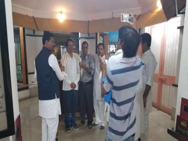 जूता पहनकर सरदार पटेल म्यूजियम में घुसे कांग्रेसी नेता, हंगामा जूता पहनकर सरदार पटेल म्यूजियम में घुसे कांग्रेसी नेता, हंगामा
