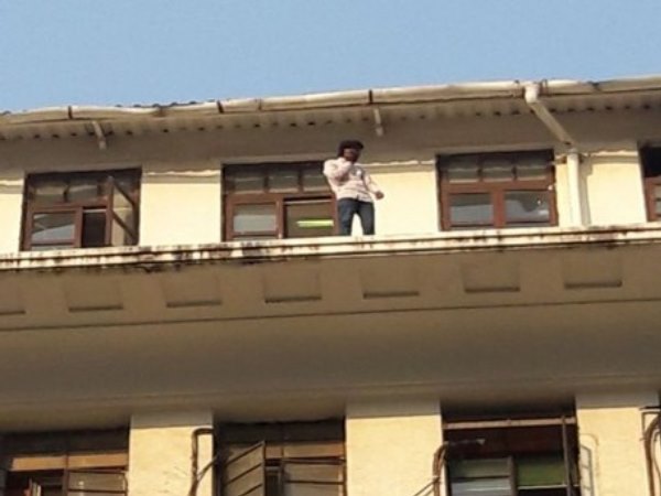 Mumbai Man climbed on 7th floor giving suicide threat Mumbai Man climbed on 7th floor giving suicide threat
