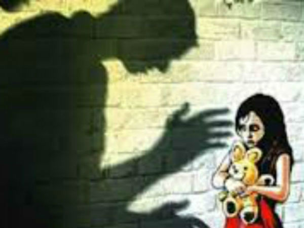 दिल्ली में दरिंदगी: दो बच्चों के सामने 33 साल के शख्स ने डेढ़ साल की बच्ची से किया रेप दिल्ली में दरिंदगी: दो बच्चों के सामने 33 साल के शख्स ने डेढ़ साल की बच्ची से किया रेप