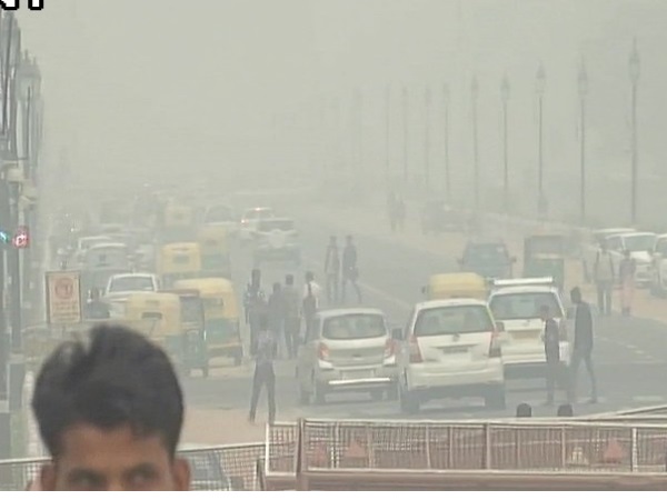 दिल्ली स्मॉग: हालात हुए और खराब, दिन में दिखे धुंध के चादर दिल्ली स्मॉग: हालात हुए और खराब, दिन में दिखे धुंध के चादर