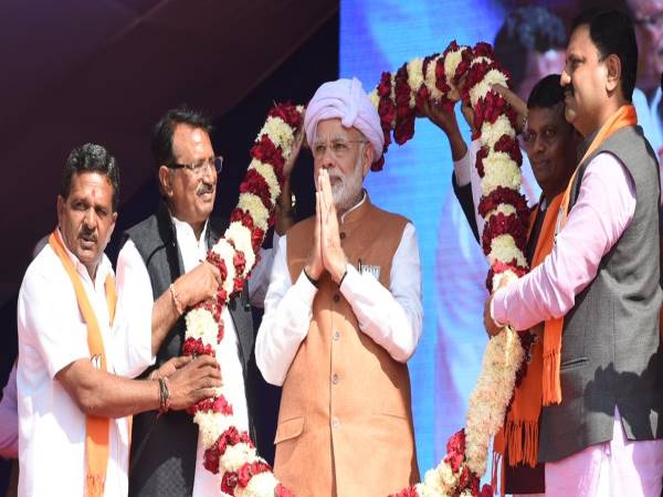 Gujarat Assembly Election 2017: पीएम मोदी ने कहा- हाफिज सईद की रिहाई पर कांग्रेस ने बजाई ताल Gujarat Assembly Election 2017: पीएम मोदी ने कहा- हाफिज सईद की रिहाई पर कांग्रेस ने बजाई ताल