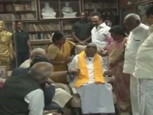 तमिलनाडु में करुणानिधि से पीएम मोदी ने की मुलाकात, क्या हैं राजनीतिक मायने? तमिलनाडु में करुणानिधि से पीएम मोदी ने की मुलाकात, क्या हैं राजनीतिक मायने?