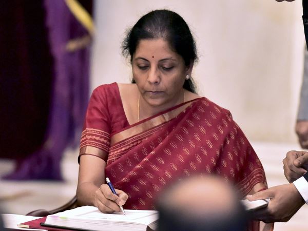 सैनिक की विधवा किसी से शादी करे, भत्ता जारी रहेगा- रक्षा मंत्री सैनिक की विधवा किसी से शादी करे, भत्ता जारी रहेगा- रक्षा मंत्री