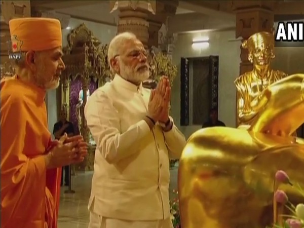 LIVE: अक्षरधाम मंदिर की सिल्वर जुबली समारोह में भाग लेने पहुंचे मोदी LIVE: अक्षरधाम मंदिर की सिल्वर जुबली समारोह में भाग लेने पहुंचे मोदी