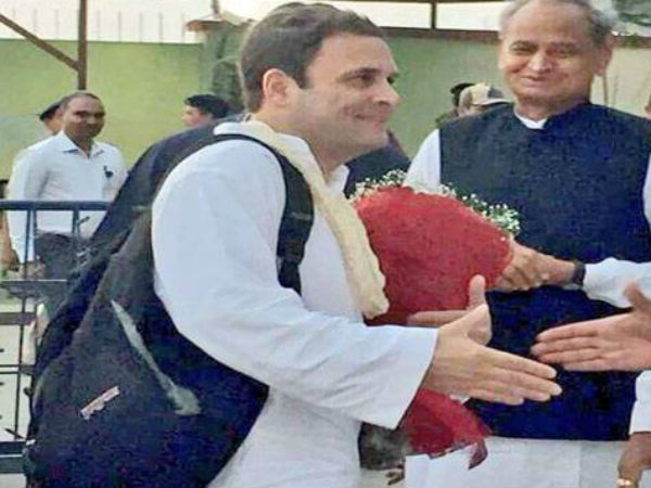 Bag Politics: आखिर राहुल गांधी के इस काले बैग में है क्या? Bag Politics: आखिर राहुल गांधी के इस काले बैग में है क्या?