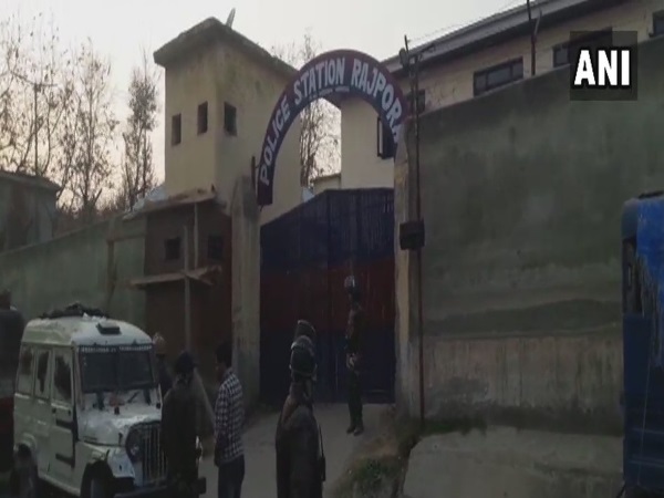 जम्मू-कश्मीर: राजपोरा में पुलिस स्टेशन पर आतंकी हमला, दो पुलिसकर्मी घायल जम्मू-कश्मीर: राजपोरा में पुलिस स्टेशन पर आतंकी हमला, दो पुलिसकर्मी घायल