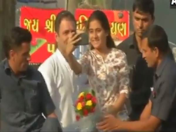 गुजरात के भरूच में रोड शो कर रहे राहुल गांधी को उस समय रुकना पड़ा जब एक लड़की उनके साथ सेल्फी लेने के लिए अड़ गई। जब ये लड़की सामने आ गई तो राहुल रुक गए। गुजरात के भरूच में रोड शो कर रहे राहुल गांधी को उस समय रुकना पड़ा जब एक लड़की उनके साथ सेल्फी लेने के लिए अड़ गई। जब ये लड़की सामने आ गई तो राहुल रुक गए।