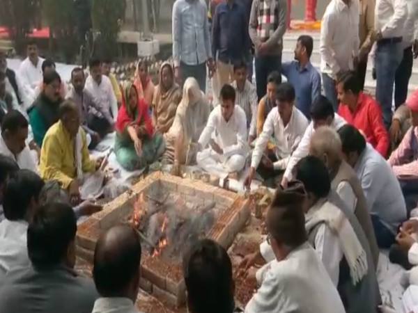 Mulayam family tribute to Ranvir Singh, founder of Saifai fair Mulayam family tribute to Ranvir Singh, founder of Saifai fair