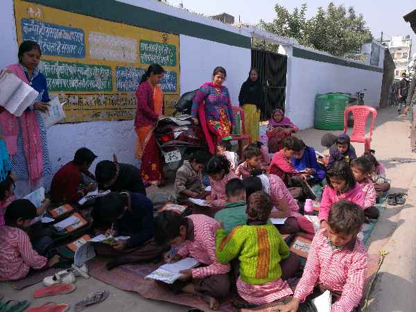 Distressed teachers class on road to protest in bahraich Distressed teachers class on road to protest in bahraich