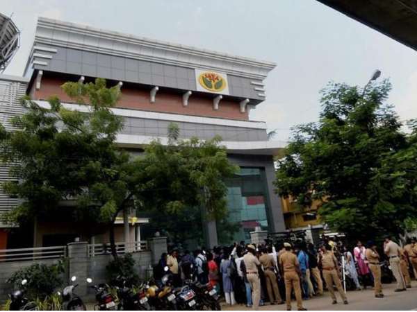 IT raids on Jaya TV and Sasikala aides Over Rs 1,400 cr recovered IT raids on Jaya TV and Sasikala aides Over Rs 1,400 cr recovered