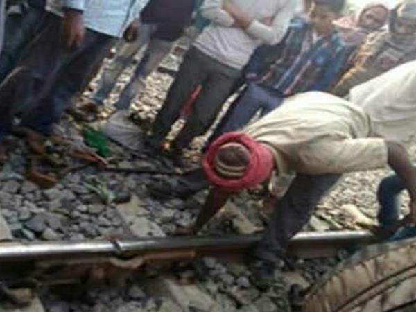 gaya fourty gangmen jumped into river seeing suddenly arriving train during track work gaya fourty gangmen jumped into river seeing suddenly arriving train during track work