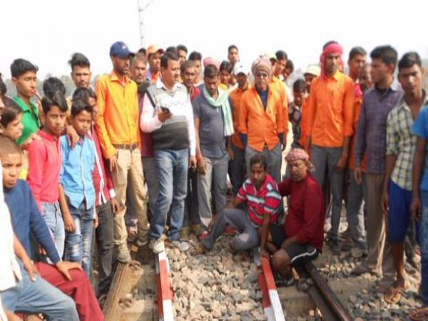 gaya fourty gangmen jumped into river seeing suddenly arriving train during track work gaya fourty gangmen jumped into river seeing suddenly arriving train during track work