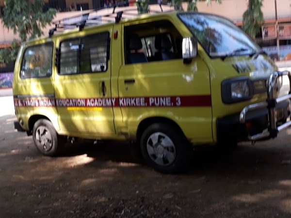 A rickshaw puller tried to drive Maruti, six children injured A rickshaw puller tried to drive Maruti, six children injured