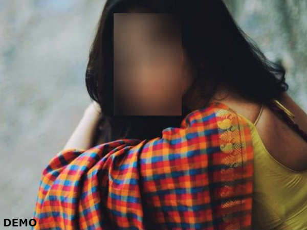 रात में बहू को अकेली देख ससुर की नीयत हुई खराब, निर्वस्त्र कर करने लगा... रात में बहू को अकेली देख ससुर की नीयत हुई खराब, निर्वस्त्र कर करने लगा...