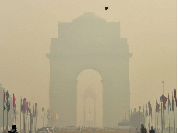 दिल्ली प्रदूषण: मौसम में थोड़ा सुधार लेकिन खतरा बरकरार, मंगलवार को बारिश की संभावना दिल्ली प्रदूषण: मौसम में थोड़ा सुधार लेकिन खतरा बरकरार, मंगलवार को बारिश की संभावना
