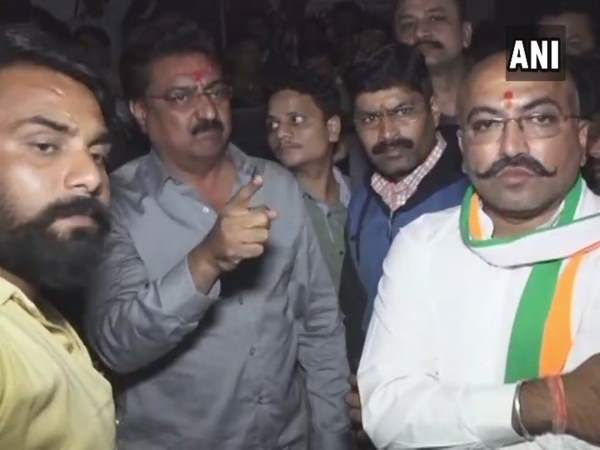 पोस्टर को लेकर हंगामा: भाजपाईयों ने की पिटाई, CM रुपाणी के घर पहुंचे कांग्रेस उम्मीदवार पोस्टर को लेकर हंगामा: भाजपाईयों ने की पिटाई, CM रुपाणी के घर पहुंचे कांग्रेस उम्मीदवार