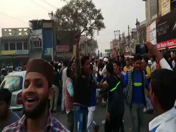 यूपी: प्रत्याशी की जीत के बाद लगे पाकिस्तान जिंदाबाद के नारे, इलाके में तनाव यूपी: प्रत्याशी की जीत के बाद लगे पाकिस्तान जिंदाबाद के नारे, इलाके में तनाव