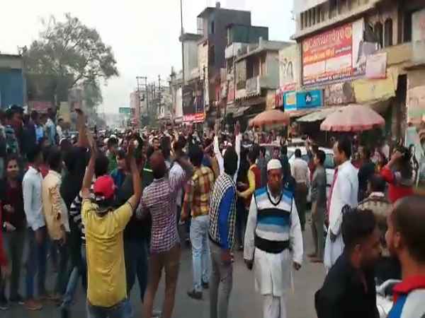 यूपी: प्रत्याशी की जीत के बाद लगे पाकिस्तान जिंदाबाद के नारे, इलाके में तनाव यूपी: प्रत्याशी की जीत के बाद लगे पाकिस्तान जिंदाबाद के नारे, इलाके में तनाव