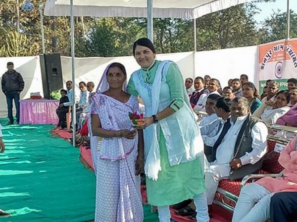 रंगेश्वरी भाजपा विधायक जयद्रथसिंह परमार के लिए कर रह हैं प्रचार