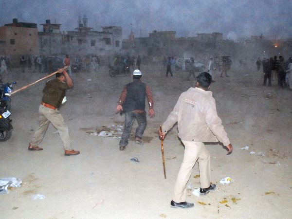 पुलिस पर किया गया पथराव
