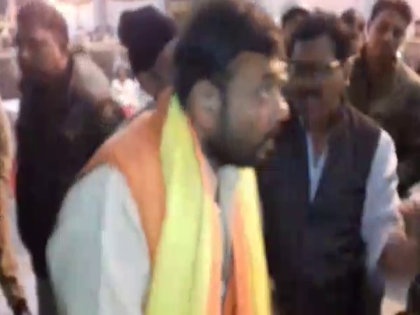 पहले आत्मदाह की दी धमकी