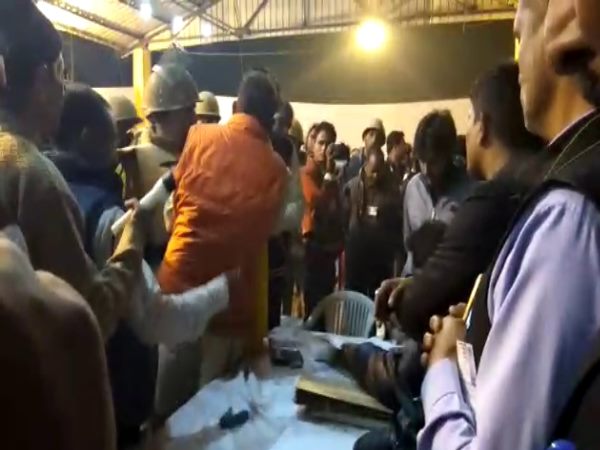 फिर पकड़ ली SDM की गिरेबान