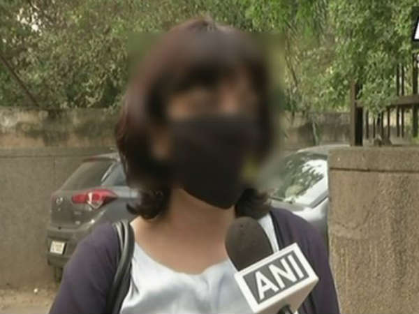 लंच के समय ऑफिस की टेरिस पर थीं प्रोफेसर