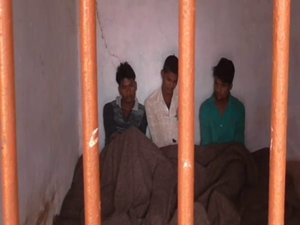 शौच के लिए गई थी लड़की