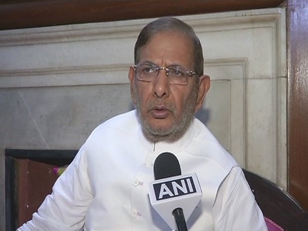 पार्टी के चुनाव चिह्न तीर पर भी दावा किया था