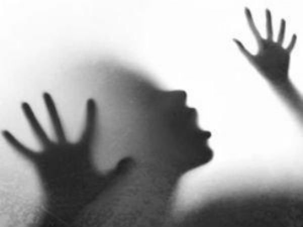 स्कूल मे छुट्टी हो जाने से रह गई थी अकेली