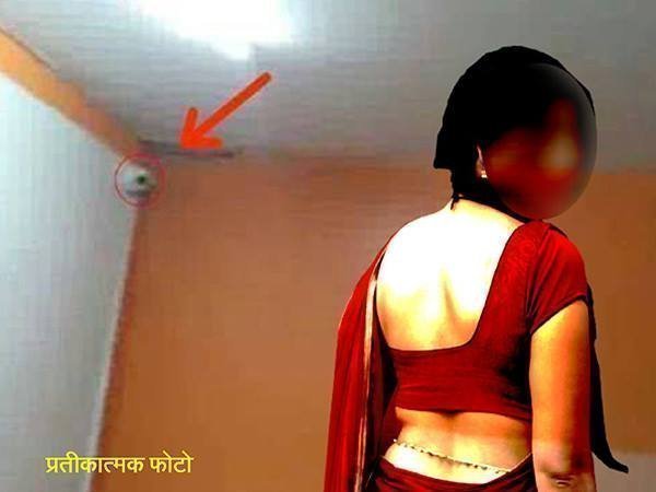 बहन से फोन पर बातचीत में शैल ने कहा था- उसने बेडरूम में भी कैमरे लगावाए हैं