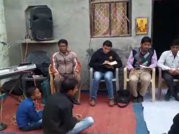 गांव में जाकर करने लगे प्रार्थना
