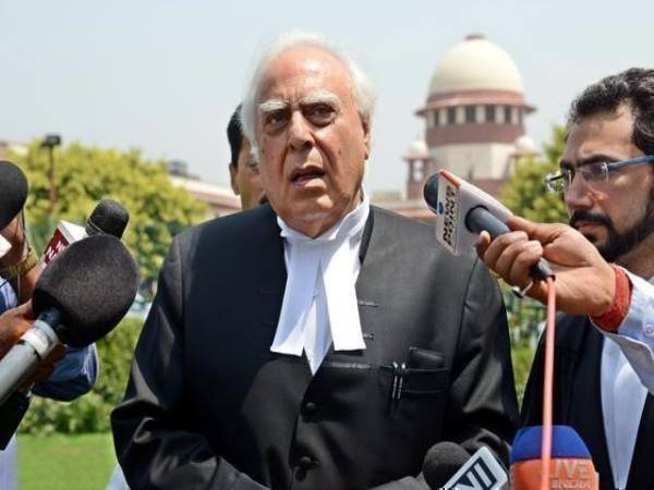 7 जजों की बेंच बनाने की मांग
