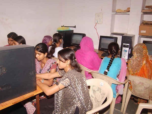 लोगों की सोच में फर्क आ रहा है