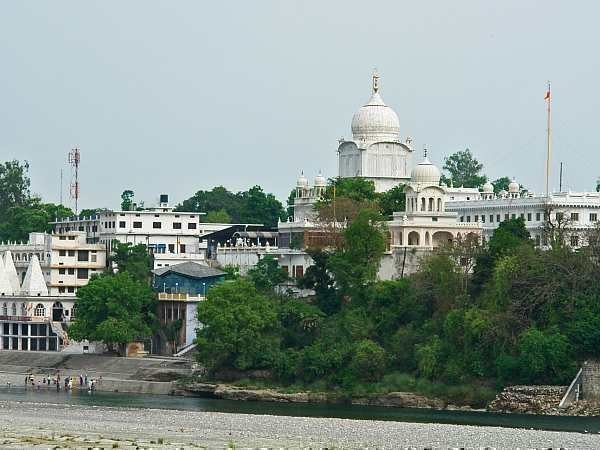 500 सेवादारों के साथ निकले हैं बाबा